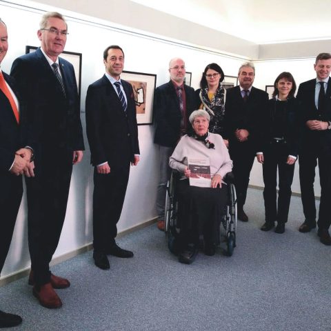 v.l.n.r.: Kurdirektor Ottmar Lang, Erster Bürgermeister vom Markt Bad Steben Bert Horn, der Botschafter der Republik Bulgarien in der Bundesrepublik Deutschland S.E. Herr Grigor Porozhanov, Museumsleiter Dr. Tobias Ertel, Museumsgründerin Stefanie Barbara Schreiner (sitzend), Manuela Lück, der Direktor des Bulgarischen Kulturinstituts Berlin Borislav Petranov, die projektbezogene wissenschaftliche Hilfskraft Julia Hosp M. A., der Landrat des Landkreises Hof Herr Dr. Oliver Bär, Dritter Bürgermeister vom Markt Bad Steben Maximilian Stöckl